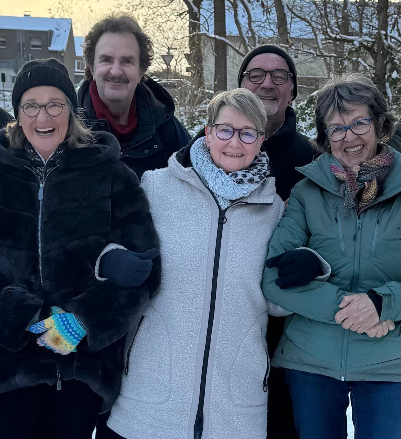 Die künftigen Nachbarinnen und Nachbarn der Baugemeinschaft Wilhelmshöhe 2 als Gruppe im Freien